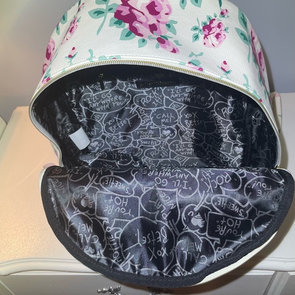 Perfect condition Betsey Johnson girls/women’s faux leather backpack. - Picture 8 of 8